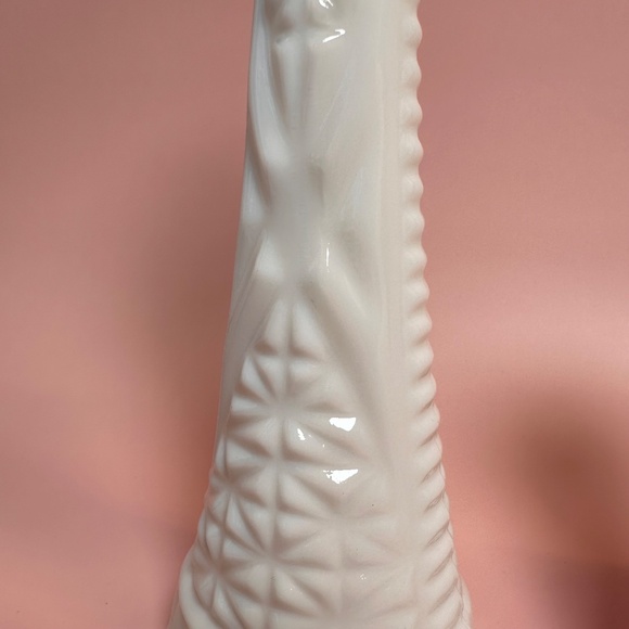 Vintage Milk Glass Tapered Vases – Set of 2 – Geometric Diamond Pattern 🤍✨ - Picture 3 of 6